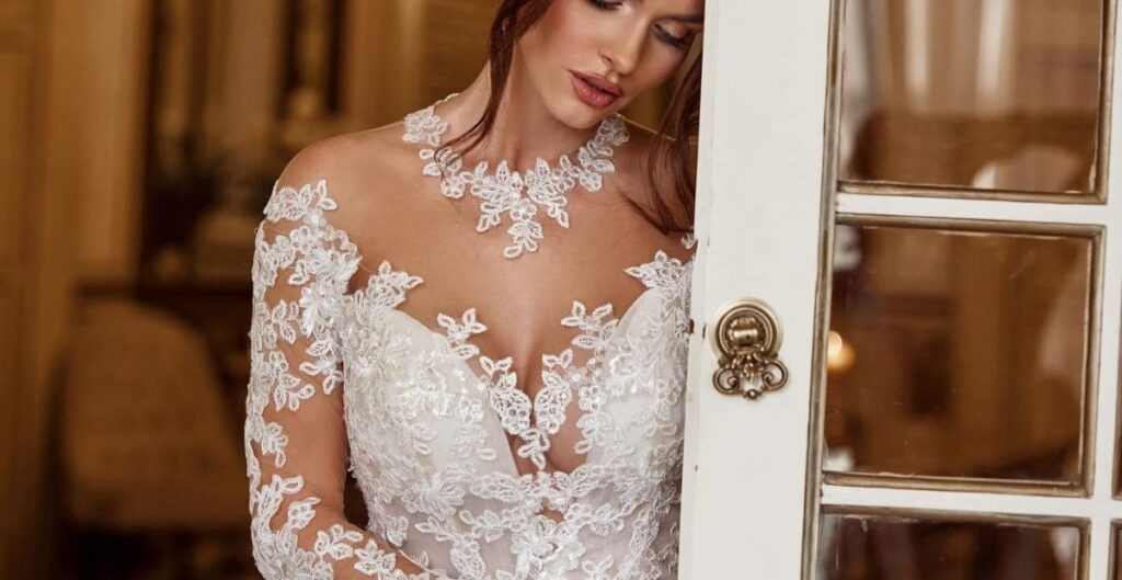 Il costo di un abito da sposa personalizzato dipende da molteplici fattori come la scelta dei tessuti, la complessità del design e il livello di artigianalità richiesto. Ogni dettaglio viene progettato su misura per soddisfare le esigenze e i sogni di chi lo indossa, rendendo ogni abito unico e ineguagliabile. Investire in un abito personalizzato significa scegliere la qualità e l'unicità per un momento indimenticabile.